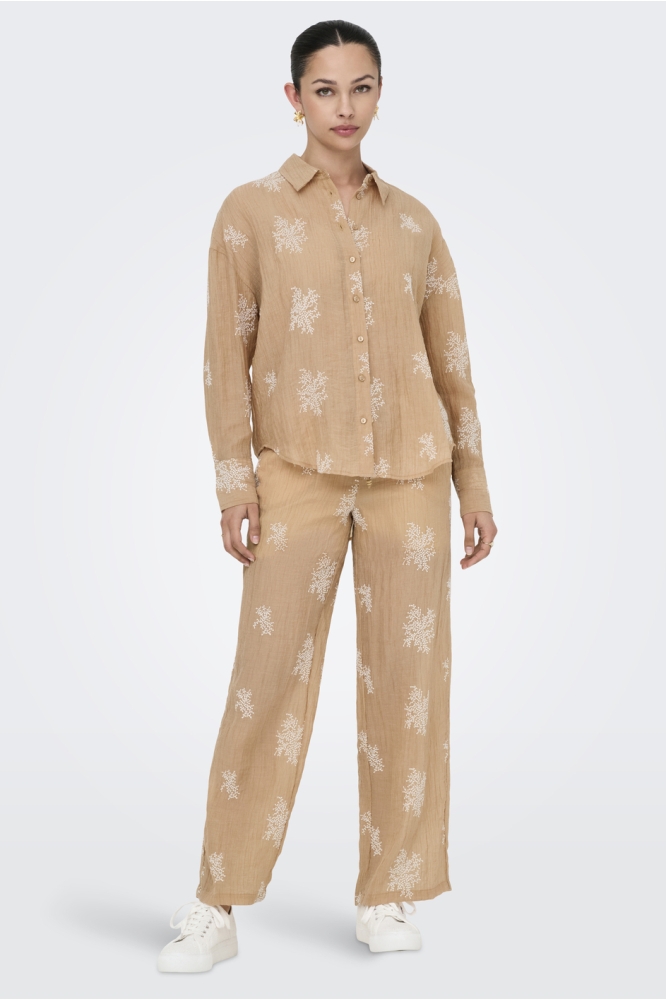 JDYTHEO L/S EMBROIDERY LOOSE SHIRT 15352650 LATTE/FLOWER EMB
